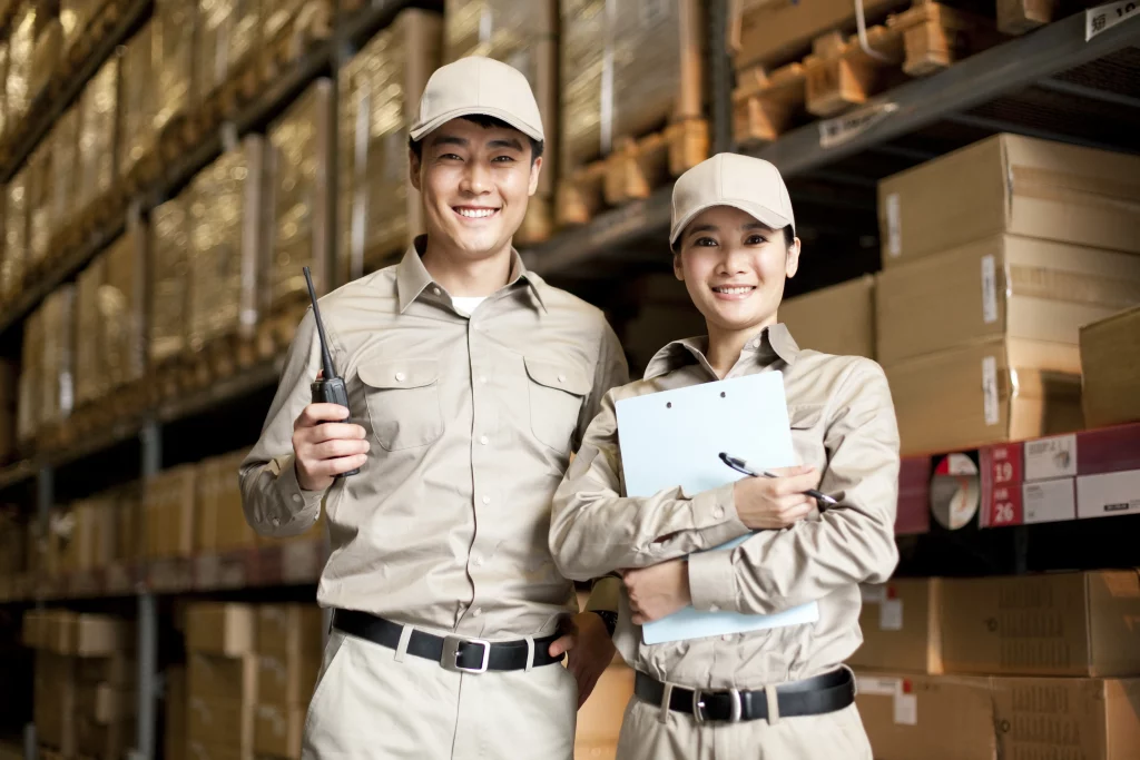 homme et femme asiatiques entrepot sourcing produit chine tykhea